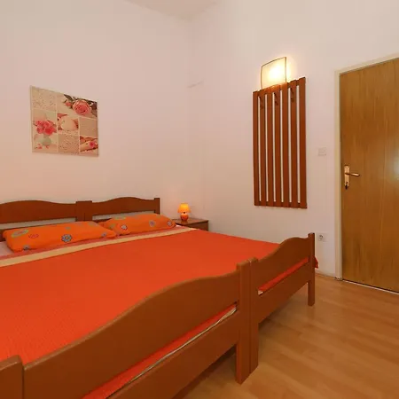 Apartments And Rooms Dragica Starigrad Paklenica Exterior photo